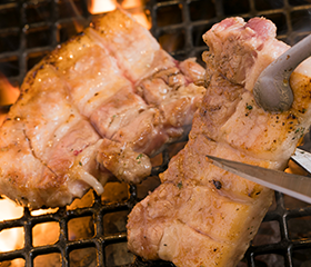 サムギョプサル焼きシーン　